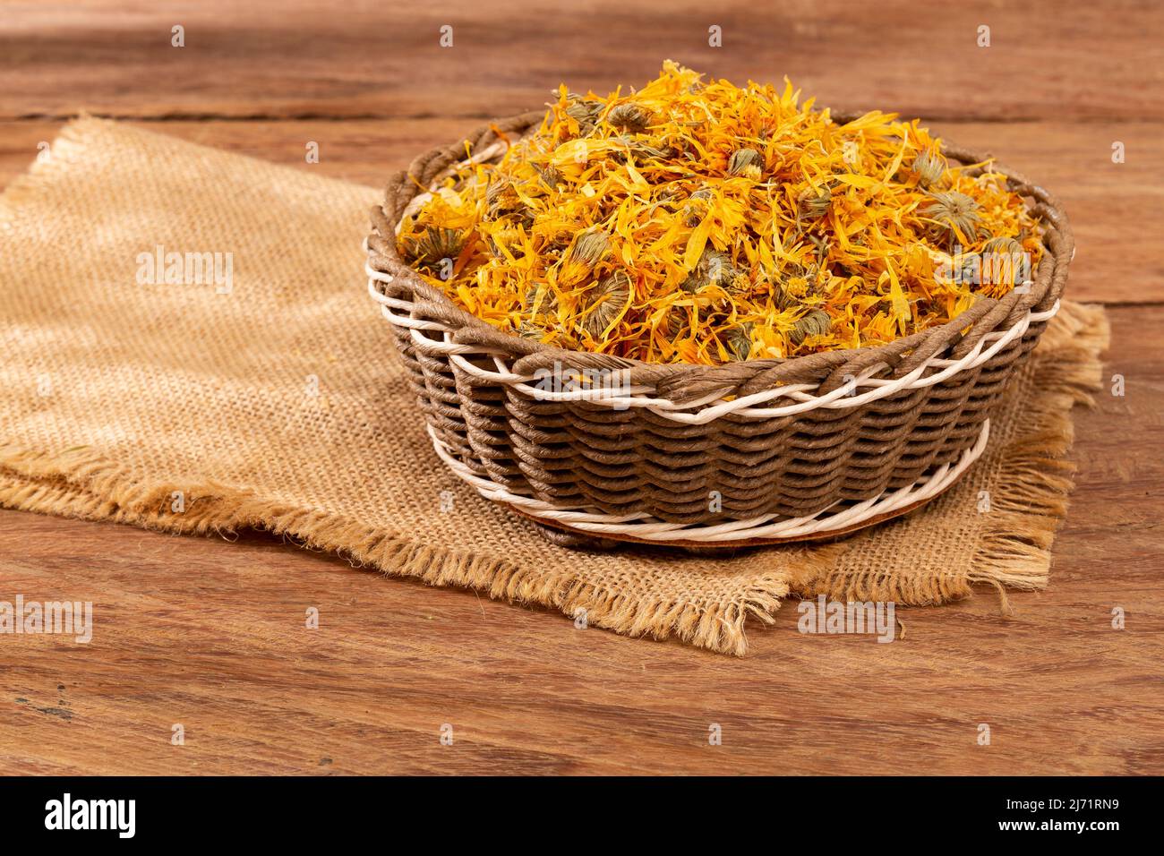 Caléndula officinalis Hierba Asterácea - fiori di calendula essiccati Foto Stock