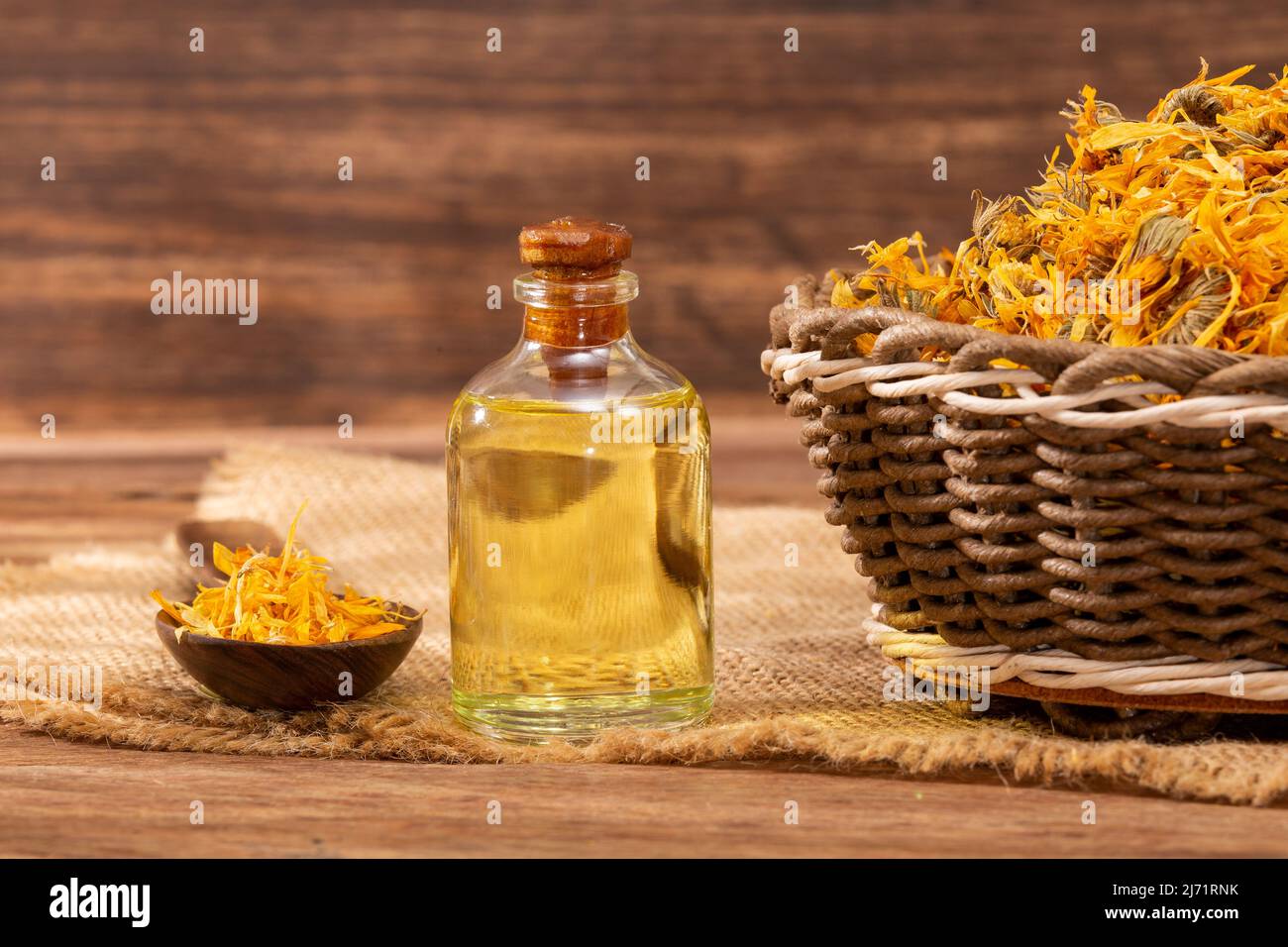 Calendula officinalis - olio Calendula in bottiglia di vetro Foto Stock