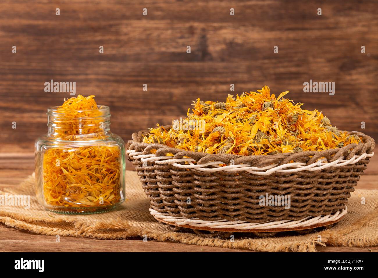 Caléndula officinalis Hierba Asterácea - fiori di calendula essiccati Foto Stock