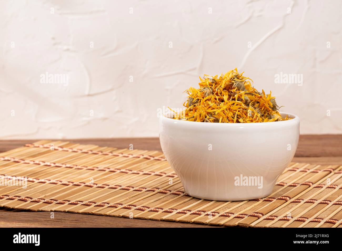 Caléndula officinalis Hierba Asterácea - fiori di calendula essiccati Foto Stock