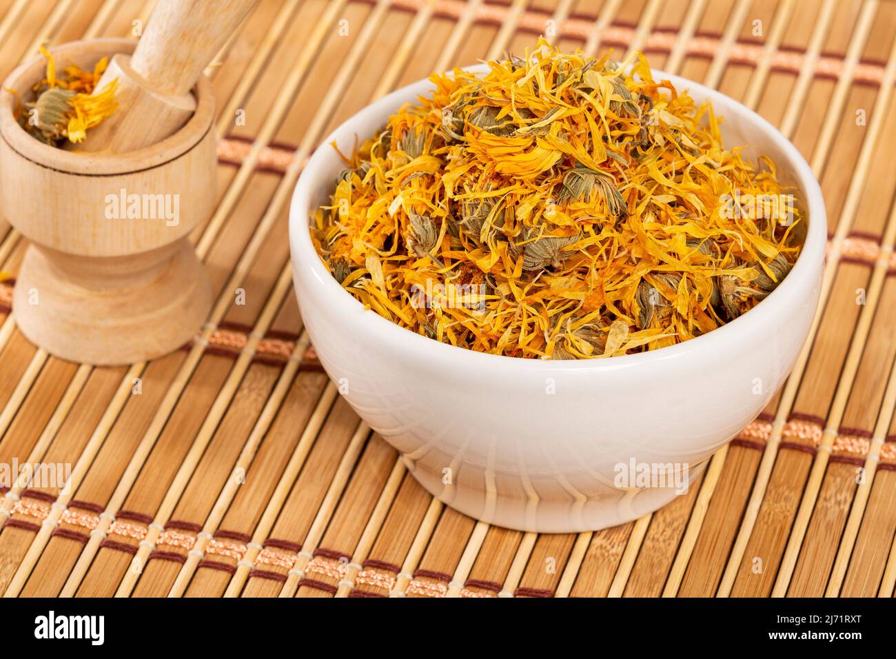 Caléndula officinalis Hierba Asterácea - fiori di calendula essiccati Foto Stock