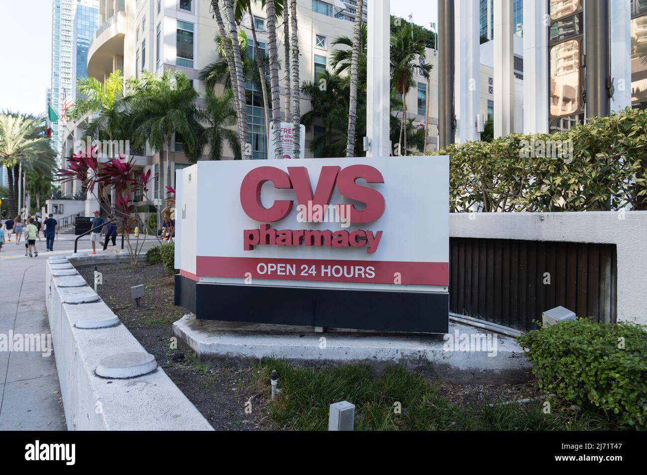 Miami, Fl, USA - 2 gennaio 2022: Un cartello CVS Pharmacy Ground nel centro di Miami, Fl, USA. Foto Stock