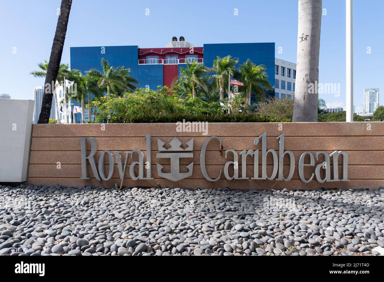 Miami, Fl, USA - 2 gennaio 2022: Primo piano del logo del Royal Caribbean Group presso la sede centrale di Miami, USA. Foto Stock