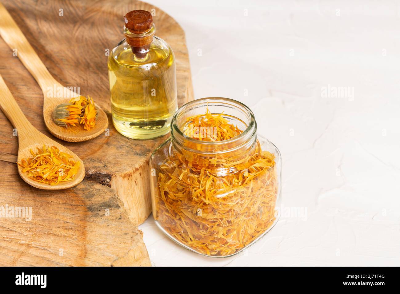 Calendula officinalis - olio Calendula in bottiglia di vetro Foto Stock