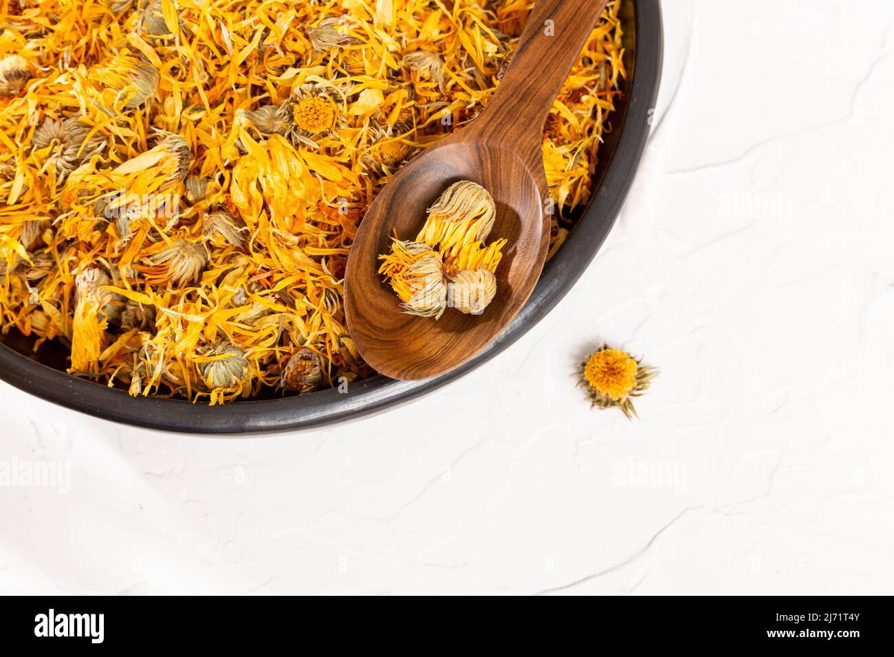 Caléndula officinalis Hierba Asterácea - fiori di calendula essiccati Foto Stock