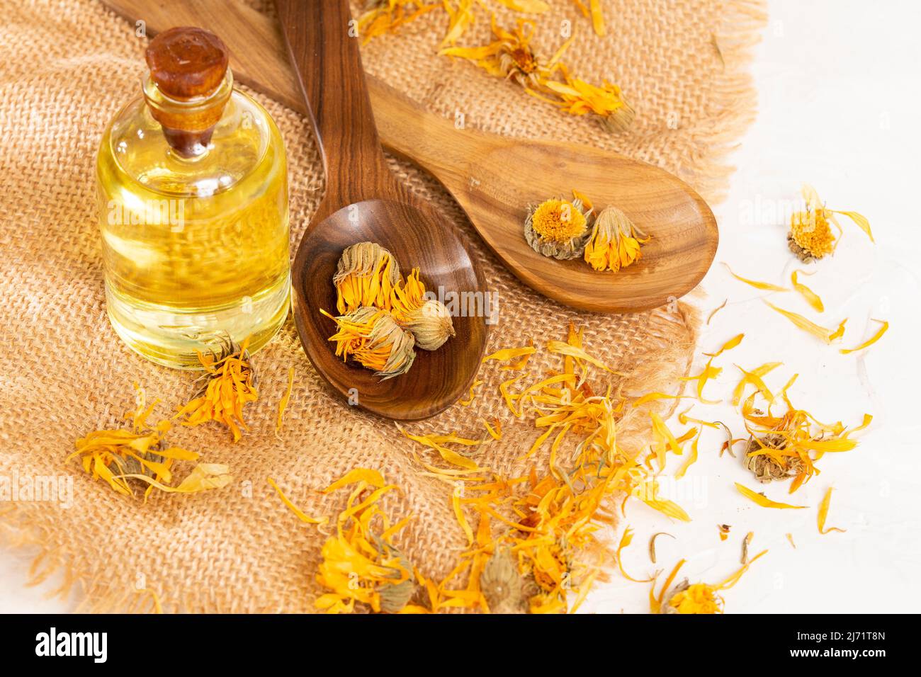 Calendula officinalis - olio Calendula in bottiglia di vetro Foto Stock