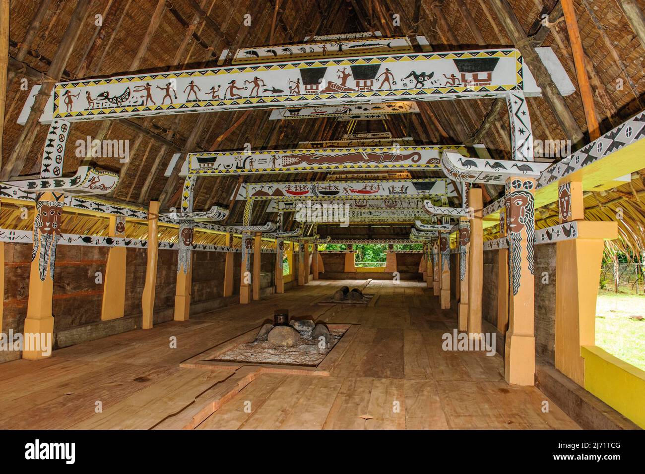 Historiisches mikronesisches Versammlungshaus von Menner Stammesaelteste, am Boden Feuerstelle, darueber mit traditionelle Malerei von Jagdszene mit Foto Stock