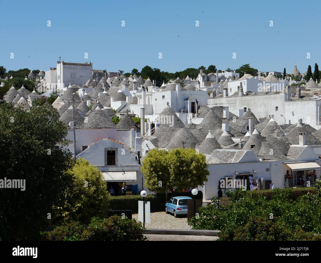 Il comune di Alberobello nella regione Puglia dell'Italia meridionale. Foto Stock