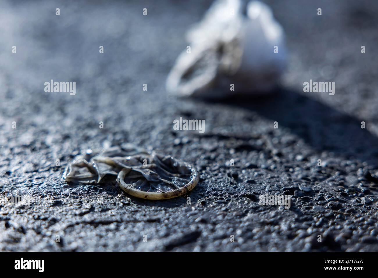 Weggeworfenes Kondom und Papiertaschentuch auf dem Boden, Strassenprostitution, Koeln, Nordrhein-Westfalen, Deutschland Foto Stock