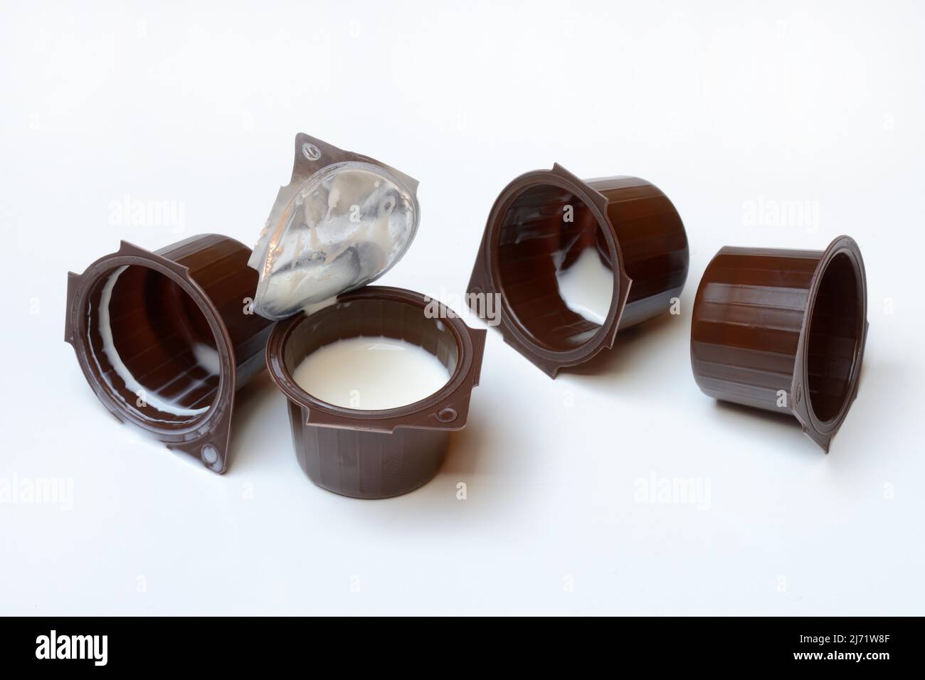 Latte in confezione a porzioni, confezione in plastica, fondo bianco Foto Stock