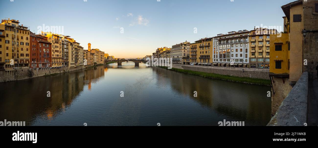 Ausblick im Morgenlicht von der Bruecke Ponte Vecchio auf die Bruecke Ponte Santa Trinita, Fluss Arno, Florenz, Toskana, Italien Foto Stock