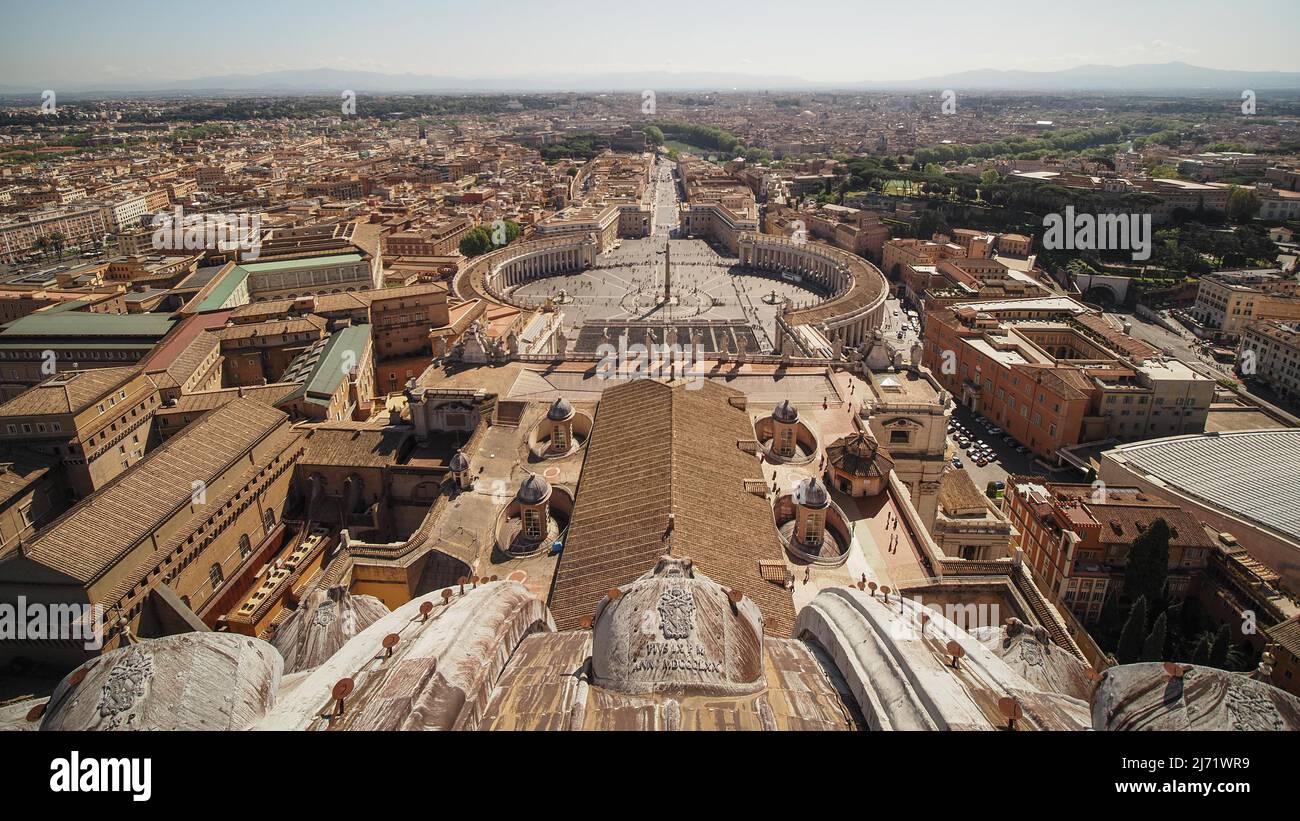 Ausblick von der Kuppel der Basilika San Pietro oder Petersdom auf den Petersplatz und Via della conciliazione, Vatikanstaat, Vatikan, Rom, Lazio Foto Stock