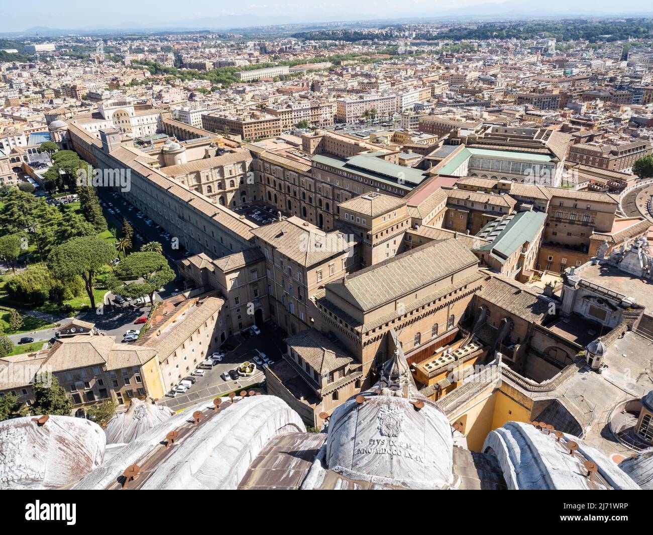 Ausblick von der Kuppel der Basilika San Pietro oder Petersdom auf die Vatikanischen Museen, Vatikanstaat, Vatikan, Rom, Lazio, Italien Foto Stock