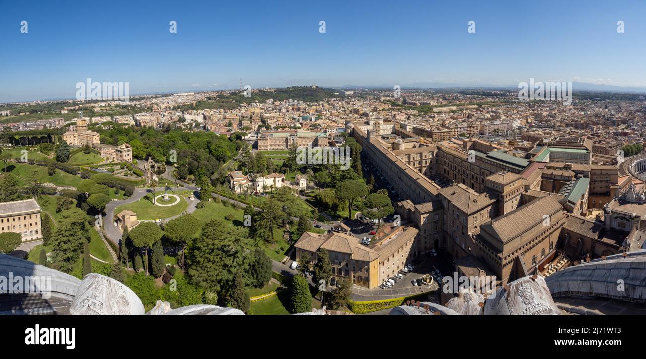 Ausblick von der Kuppel der Basilika San Pietro oder Petersdom auf die Vatikanischen Museen und die Vatikanischen Gaerten, Vatikanstaat, Vatikan Foto Stock