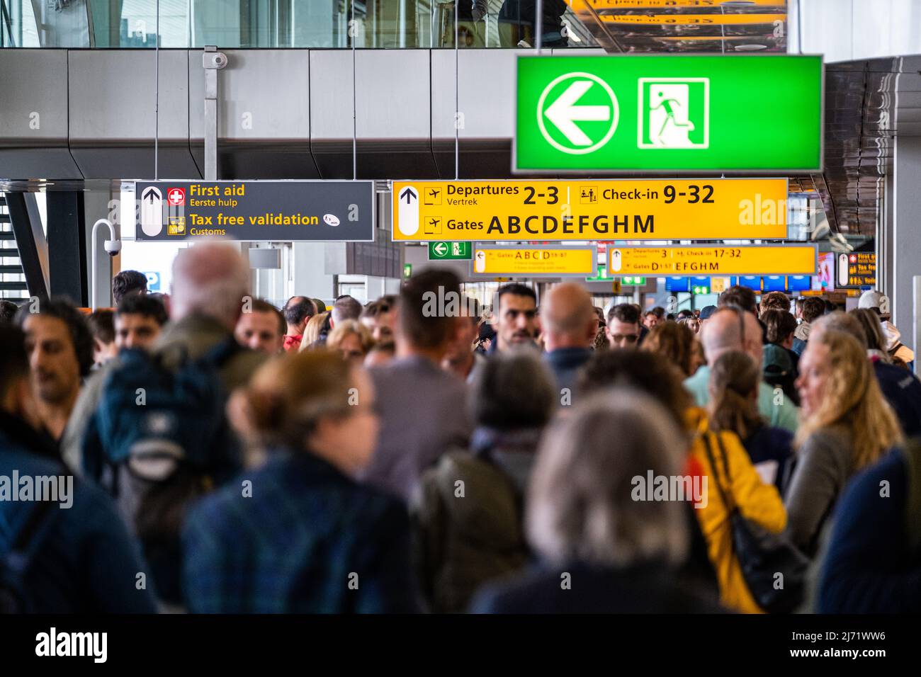 2022-05-01 10:54:19 AMSTERDAM 01-05-2022. Schiphol non è riuscito a limitare il numero di viaggiatori in aeroporto la domenica come previsto per alleviare il carico di lavoro del personale. I viaggiatori devono quindi tenere conto delle grandi folle e si consiglia di arrivare all'aeroporto il più presto possibile. ©ANP/Hollandse-Hoogte/ Owen o'Brien olanda OUT - belgio OUT Foto Stock