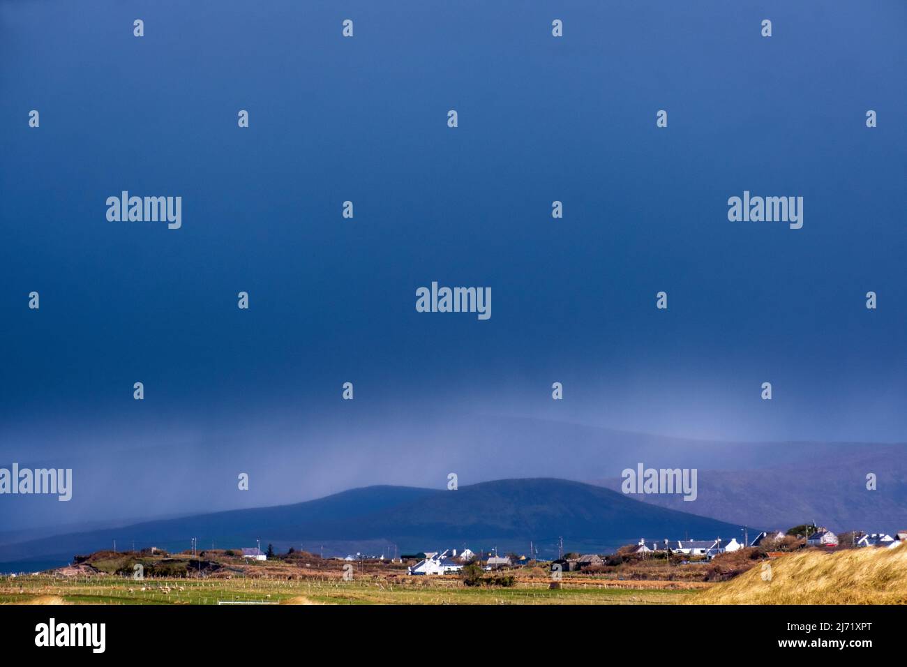 Achill Island, Irlanda, nuvole blu, doccia a pioggia di passaggio, piccola città, spazio vuoto per la copia Foto Stock