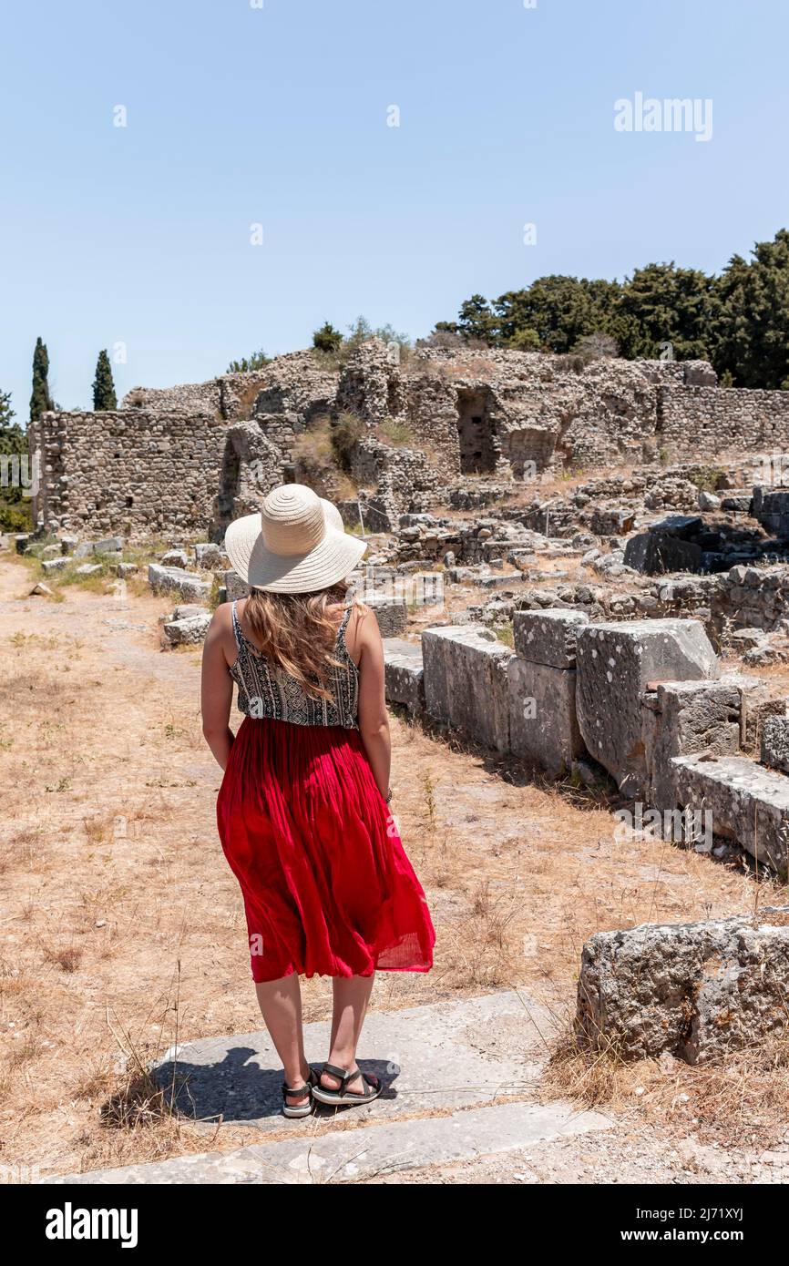 Giovane donna vestita, rovine con colonne, ex tempio, Asklepieion, Kos, Dodecaneso, Grecia Foto Stock