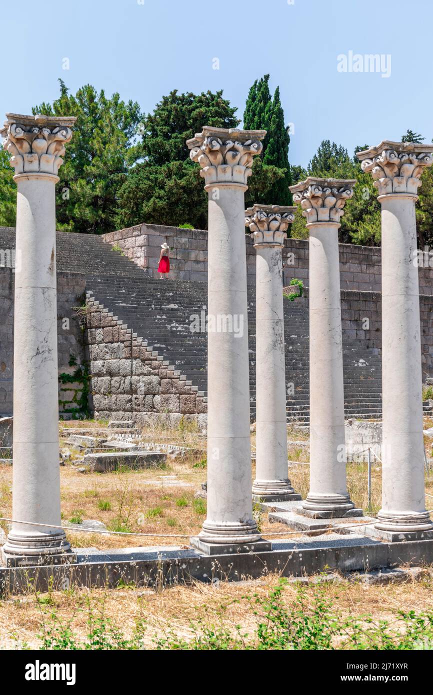 Tourist sulle scale, rovine con colonne, ex tempio, Asklepieion, Kos, Dodecaneso, Grecia Foto Stock