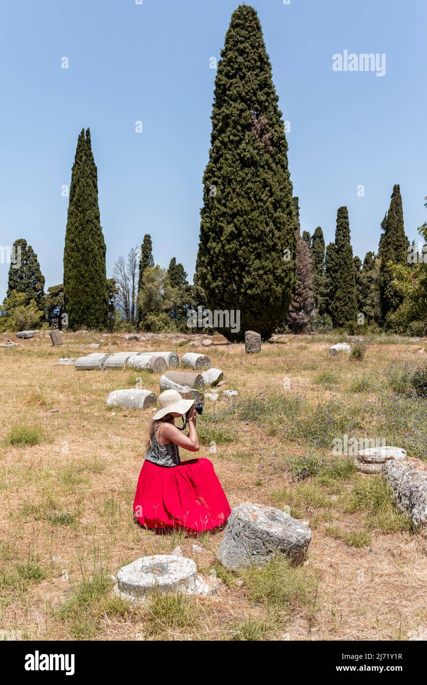 Giovane donna con abito fotografato, Kos, Dodecaneso, Grecia Foto Stock