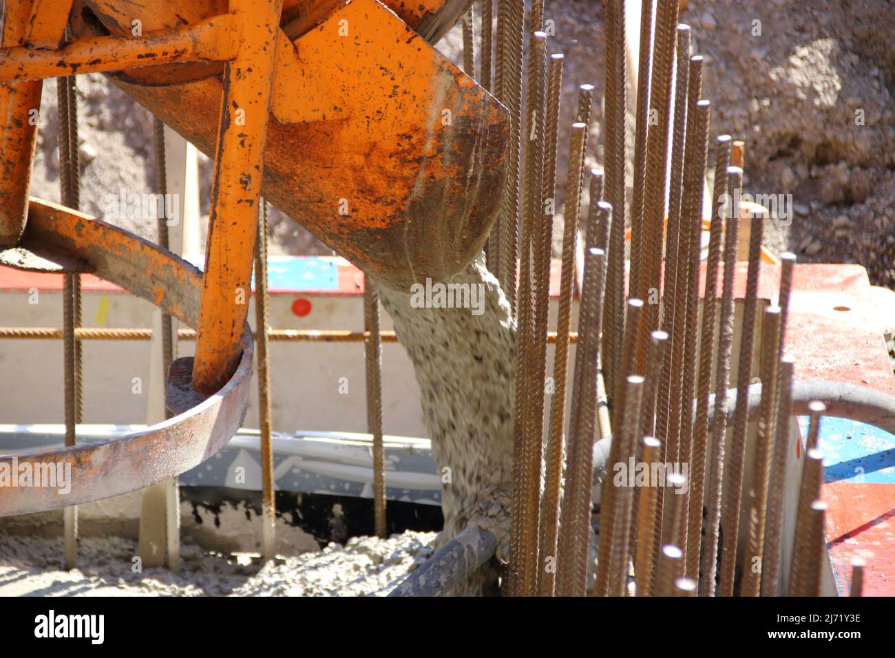 Riempire una fondazione con calcestruzzo attraverso un silo Foto Stock