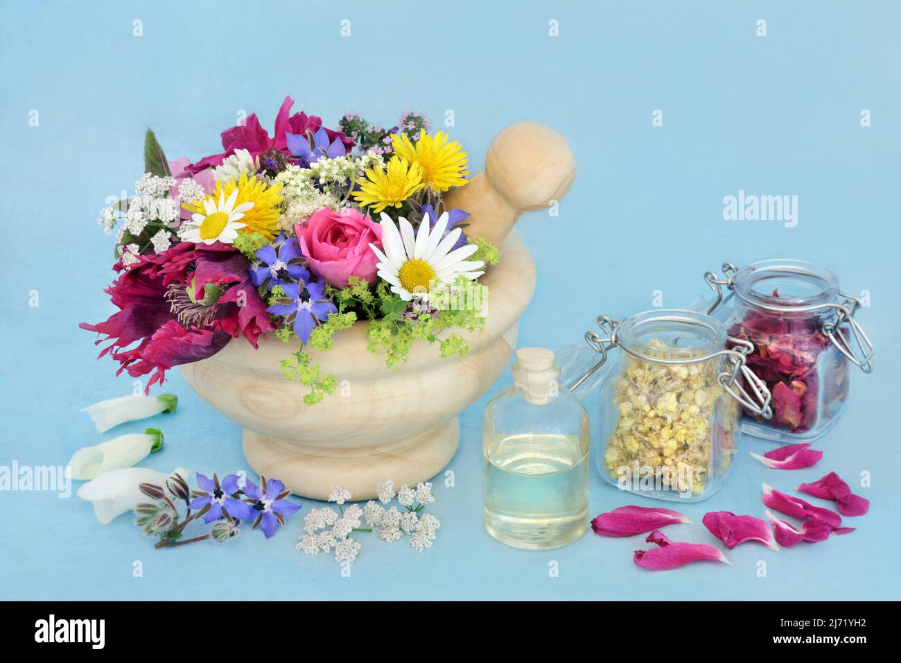 Erbe e fiori per la medicina di erbe e rimedi di fiori in un mortaio con olio di aromaterapia. Usato nei trattamenti essenziali di aromaterapia dell'olio. Foto Stock