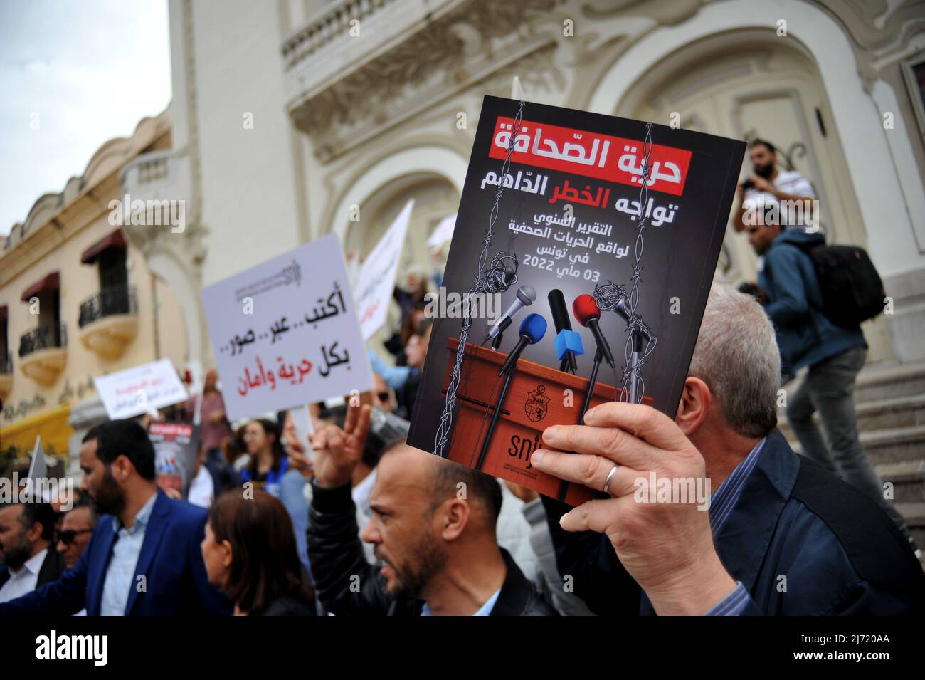 TUNISI, TUNISIA - 05 MAGGIO 2022: I giornalisti tunisini partecipano a una marcia per protestare contro la repressione dei giornalisti dopo che sono stati sottoposti ad attacchi in una copertura da parte degli oppositori del Presidente tunisino, Kais Saied, di fronte alla sede dell'Unione Nazionale Tunisina dei giornalisti in Habib Bourguiba Avenue. (Foto di Yassine Mahjoub/Sipa USA) Foto Stock