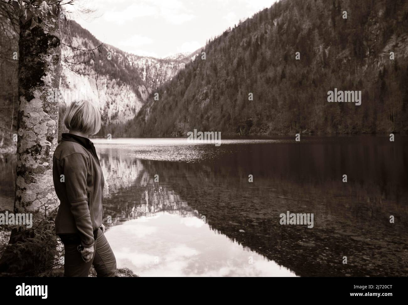 Sepiafarben, Frau steht am Ufer des Toplitzsee, Salzkammergut, Steiermark, Oesterreich Foto Stock