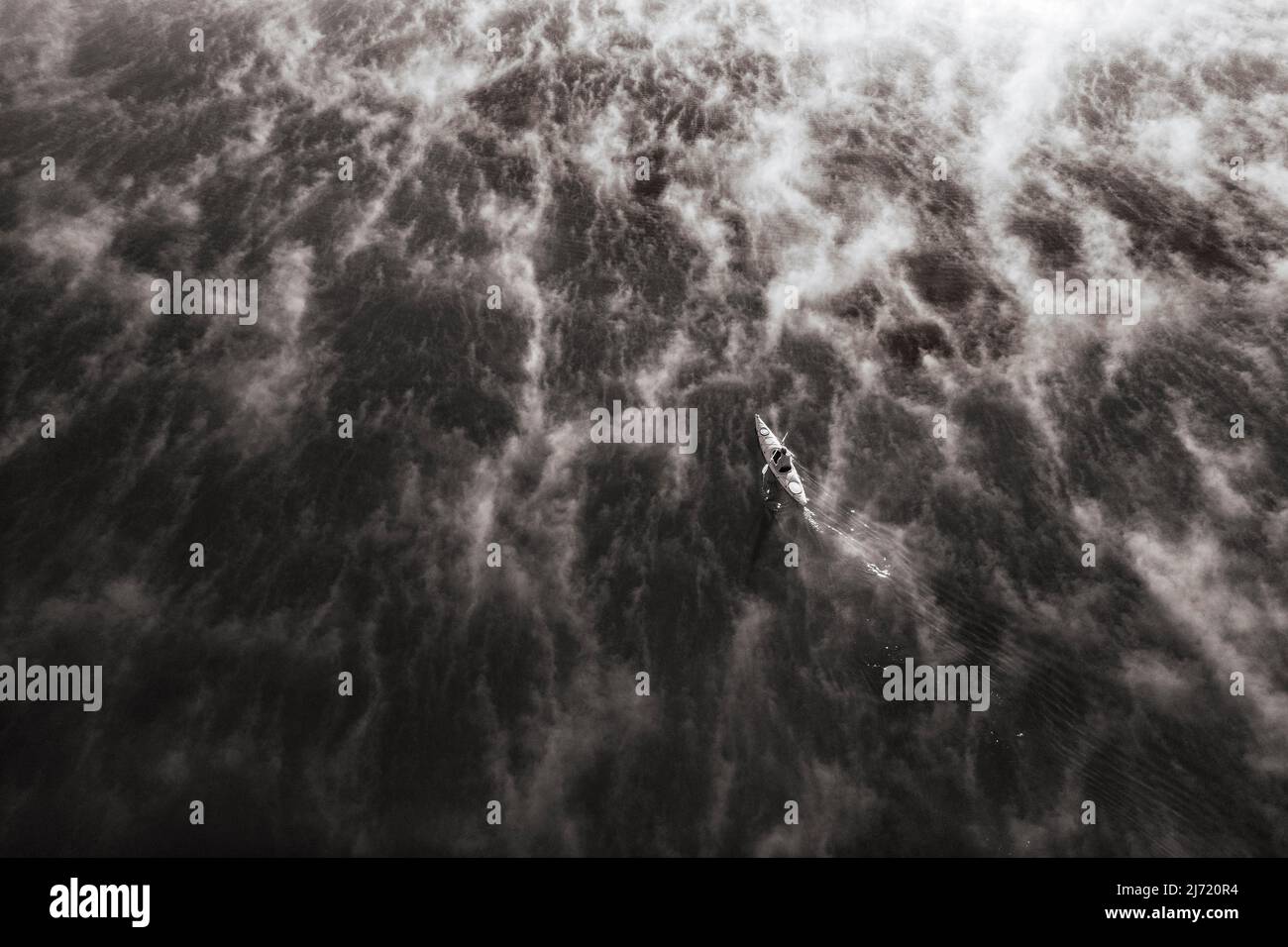 Sepafarben, Kanufahrer am Irrsee zwischen Nebelschwaden, Bodennebel, von oben, Drohnenaufnahme, Luftaufnahme, Zell am Moos, Salzkammergut Foto Stock