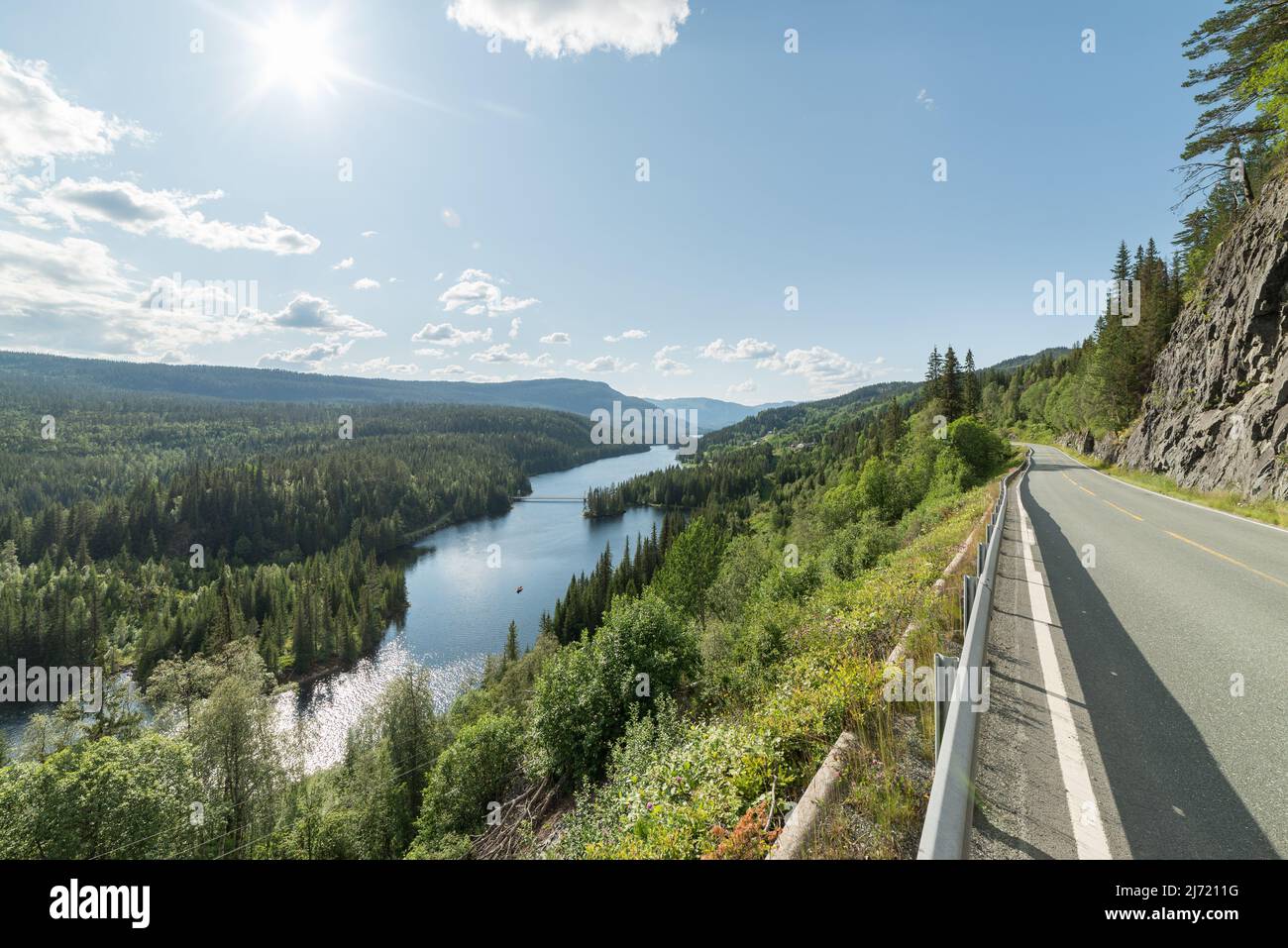 Foto sulla strada scattata durante le escursioni nelle montagne basse della Norvegia meridionale Foto Stock