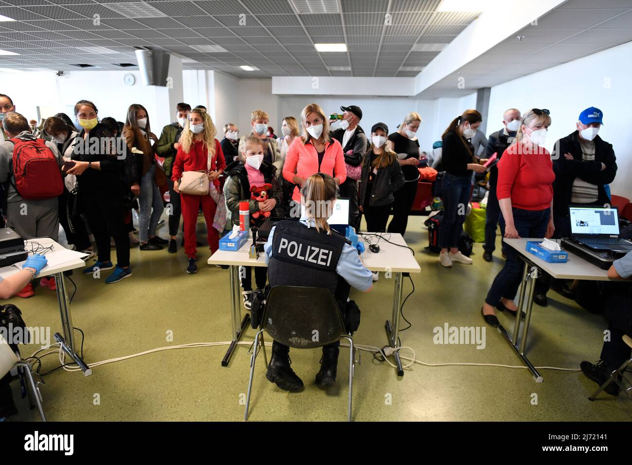 05 maggio 2022, Renania Settentrionale-Vestfalia, Duesseldorf: Ufficiali di polizia registrano passeggeri del primo aereo dalla Moldavia con 113 rifugiati ucraini a bordo. Il volo è stato effettuato come parte dell'ascensore per alleviare la Moldavia. Foto: Roberto Pfeil/dpa Foto Stock