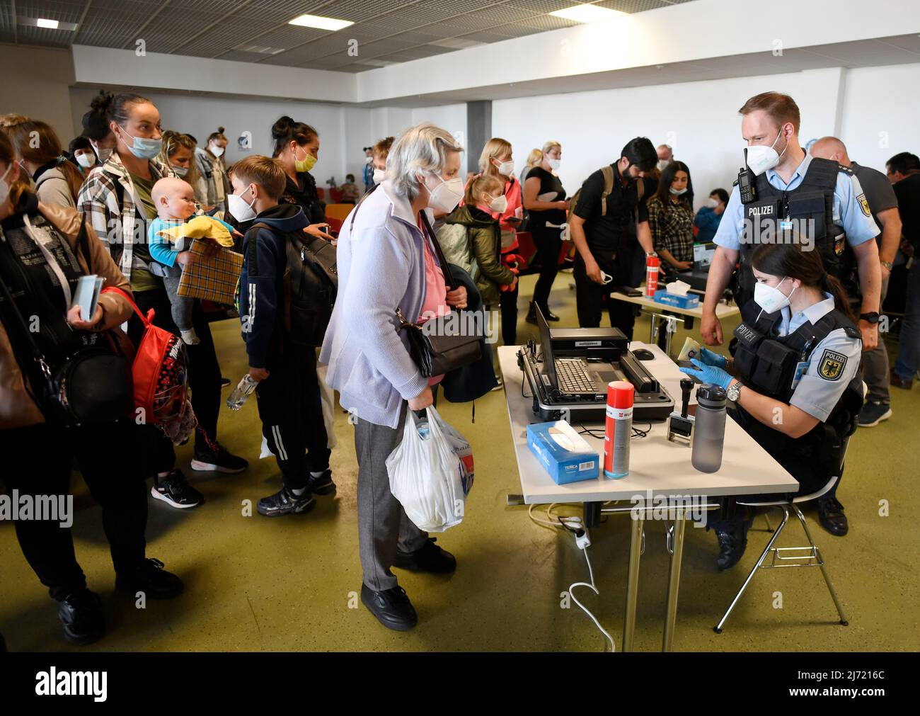 05 maggio 2022, Renania Settentrionale-Vestfalia, Duesseldorf: Ufficiali di polizia registrano passeggeri del primo aereo dalla Moldavia con 113 rifugiati ucraini a bordo. Il volo è stato effettuato come parte dell'ascensore per alleviare la Moldavia. Foto: Roberto Pfeil/dpa Foto Stock