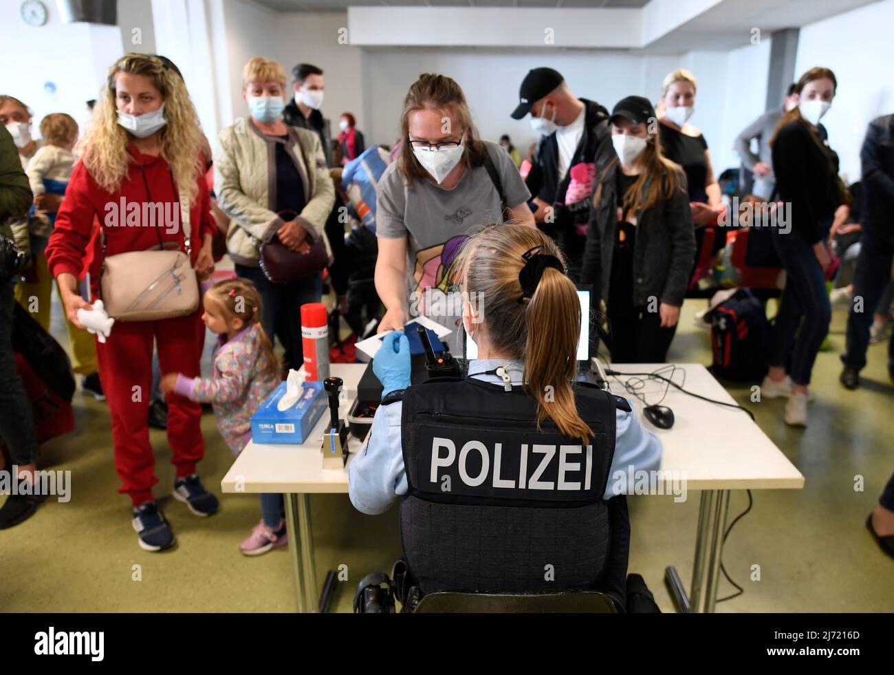 05 maggio 2022, Renania Settentrionale-Vestfalia, Duesseldorf: Ufficiali di polizia registrano passeggeri del primo aereo dalla Moldavia con 113 rifugiati ucraini a bordo. Il volo è stato effettuato come parte dell'ascensore per alleviare la Moldavia. Foto: Roberto Pfeil/dpa Foto Stock