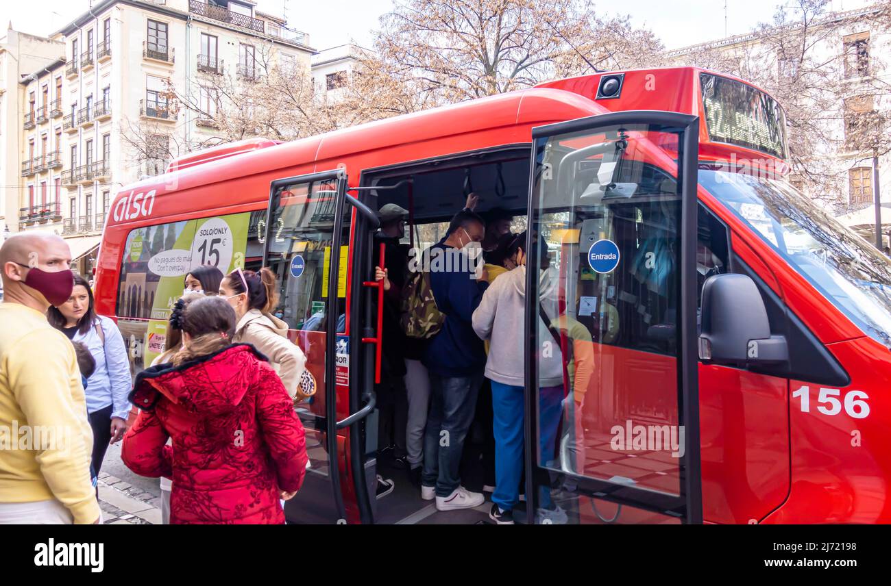 Persone in maschera a bordo del trasporto pubblico autobus n 32 a Granada, Andalucia, Spagna Foto Stock