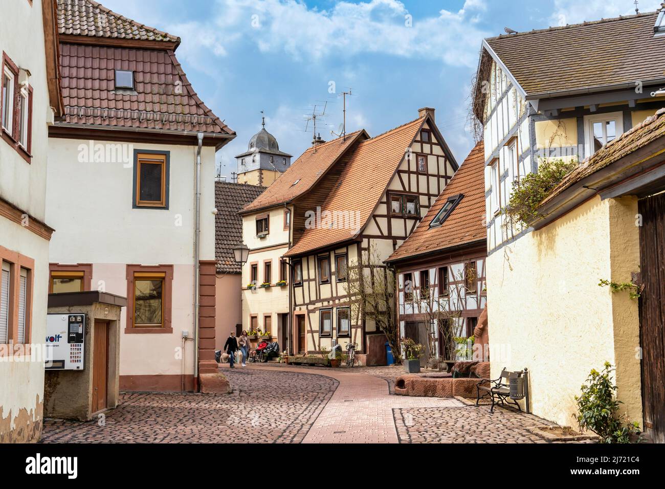 Vicolo nella città vecchia di Lohr am Main con vecchie case a graticcio, Baviera deserta, Germania Foto Stock