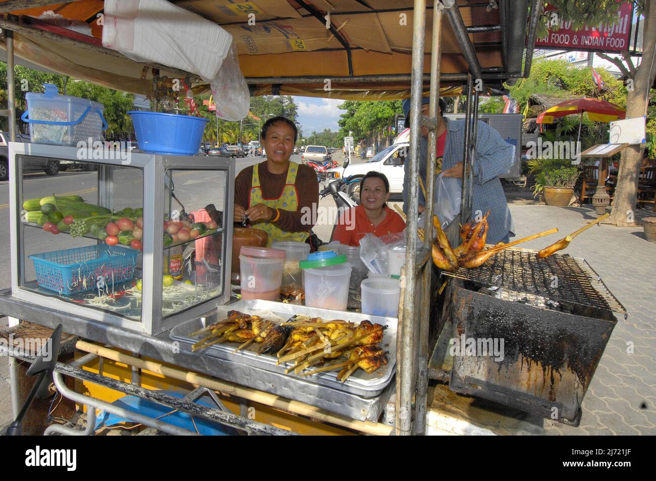 Auglage von fuer Thailand typische mobile Garkueche an Strassenrand, Ao Nang, Krabi, Thailand Foto Stock