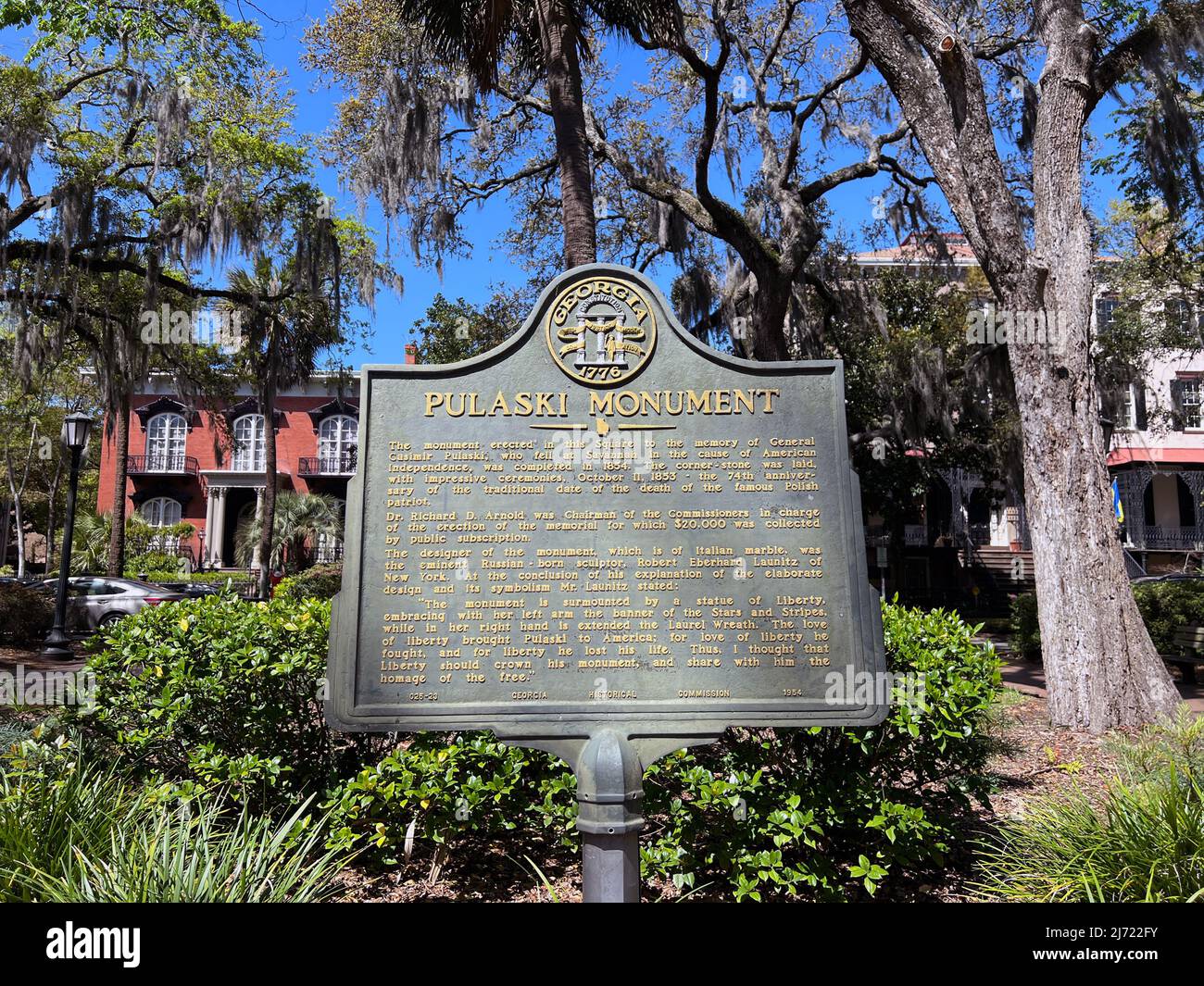 27 marzo 2022 - Savannah, Georgia, Stati Uniti: Situata nella storica Monterey Square, una targa fornisce informazioni sul monumento Pulaski, Foto Stock