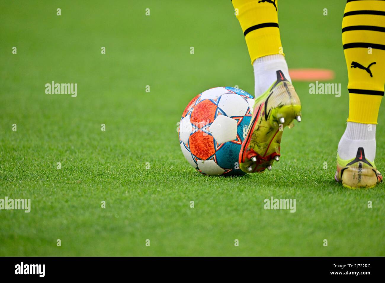 Dettaglio, Fussballerbeine, Fussballstiefel Borussia Dortmund BVB, treten gegen Spielball adidas Derbystar, Allianz Arena, Muenchen, Bayern, Deutschland Foto Stock