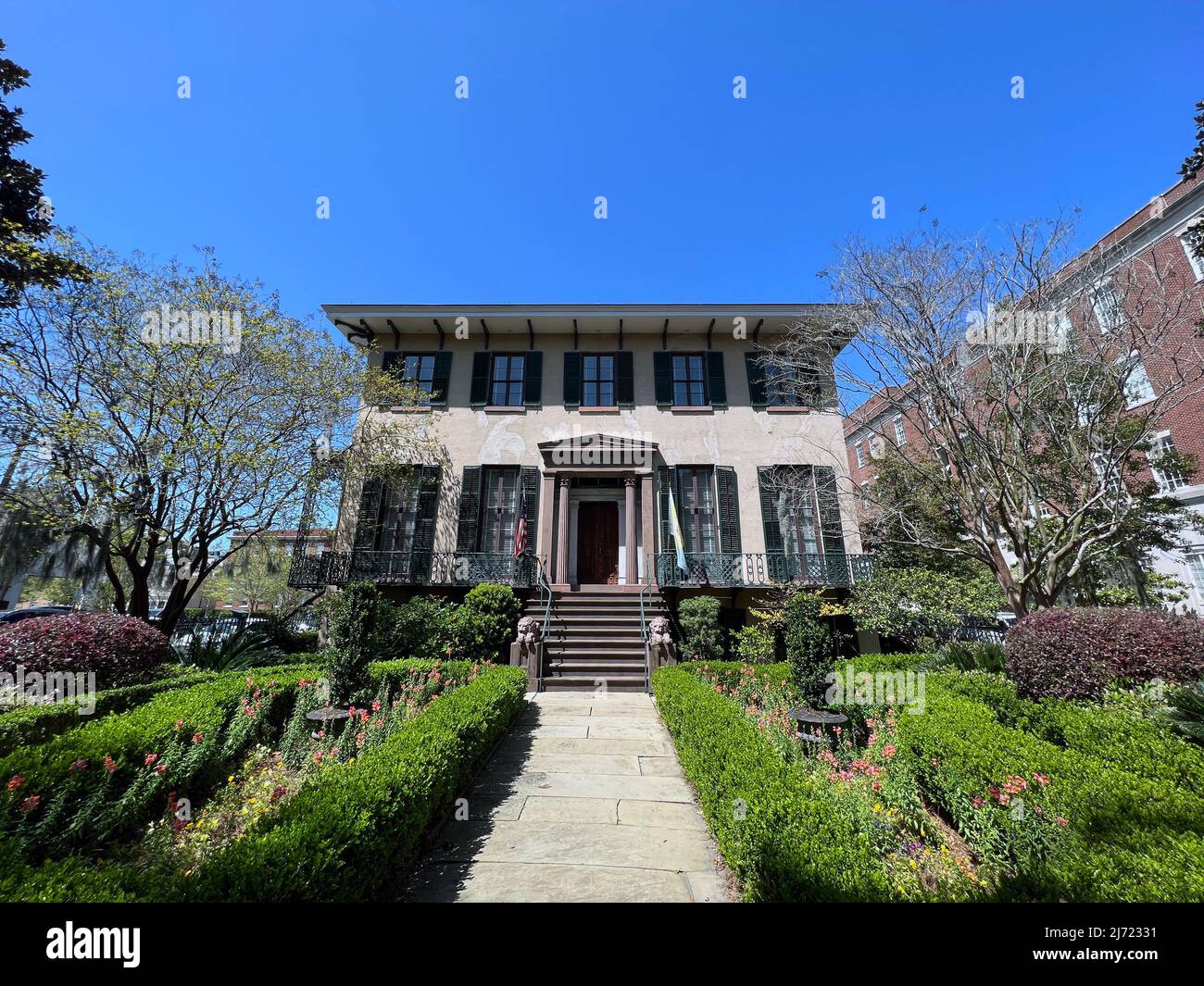 Savannah, Georgia, USA - 27 marzo 2022: Facciata dell'Andrew Low House Museum, situato vicino a Lafayette Square nel quartiere storico. Foto Stock