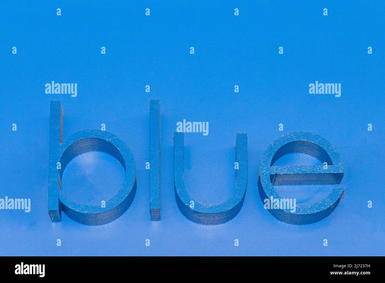 3D lettere di schiuma segno di colore blu alla parete Foto Stock