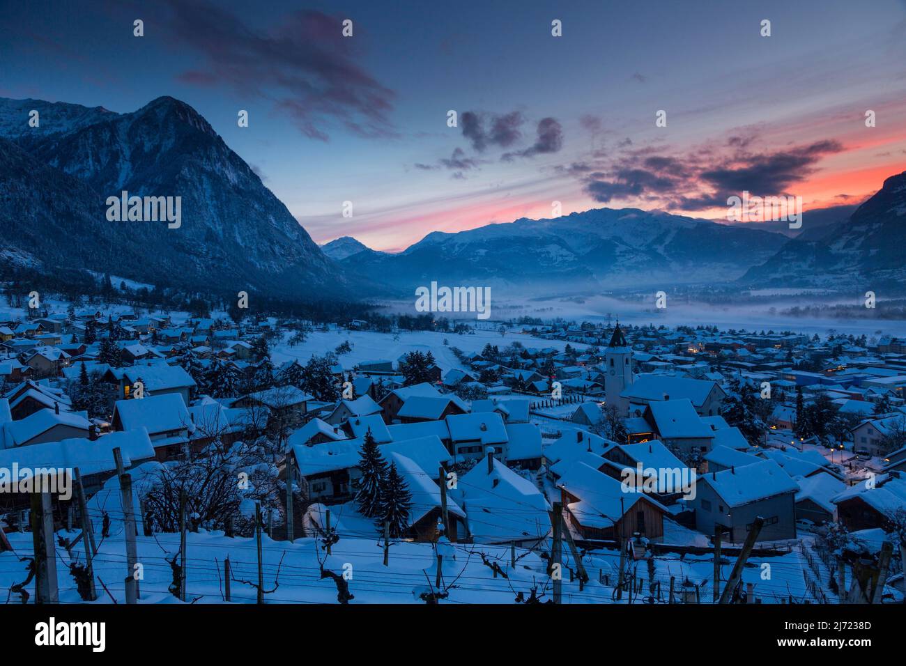 Vista locale, casa, tetto, neve, inverno, crepuscolo, ora blu, chiesa, Triesen, valle del Reno, Liechtenstein Foto Stock