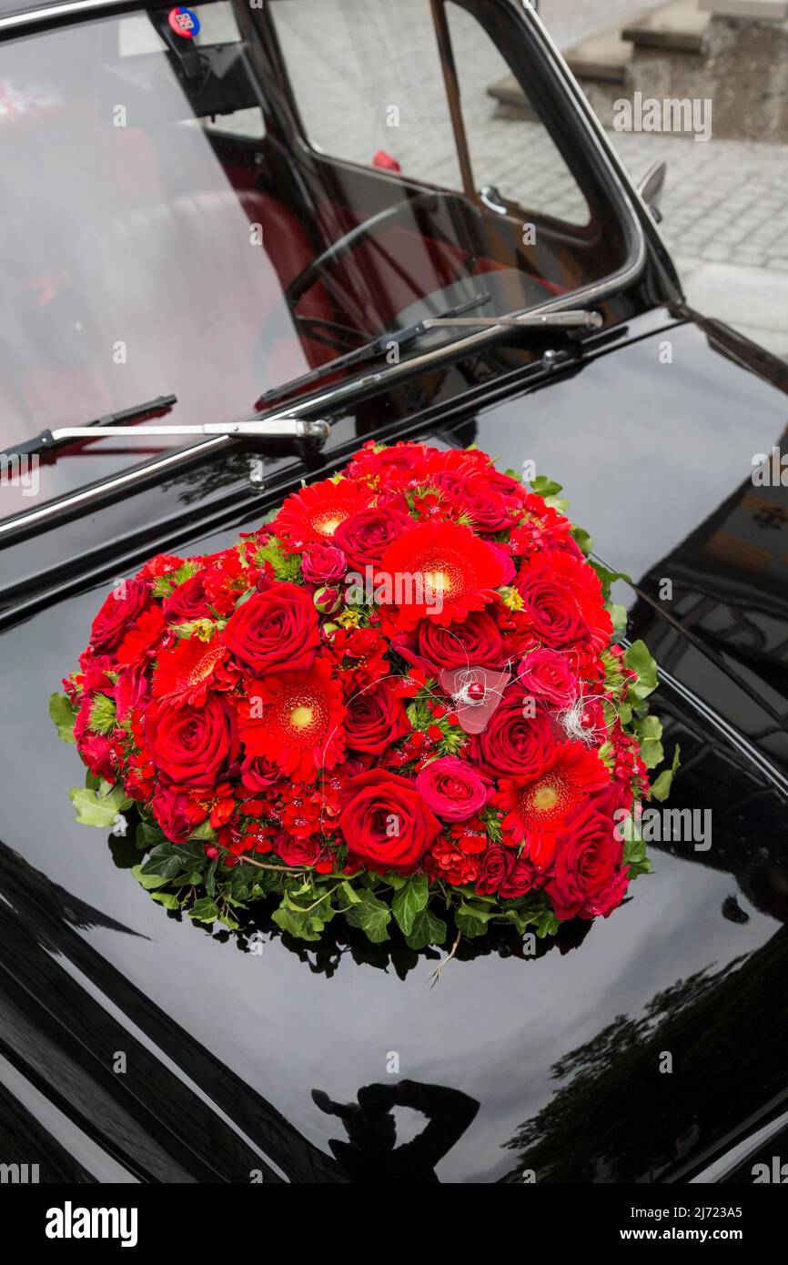 Cuore di fiori in auto, matrimonio, cerimonia di matrimonio, Vaduz, Liechtenstein Foto Stock