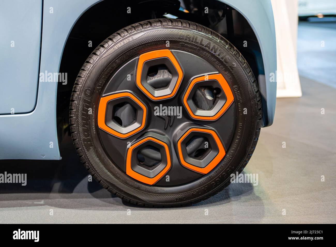 Riga, Lettonia, 29 aprile 2022: Citroen Ami elettrico piccolo ev auto decorativo disegno ruota, primo piano Foto Stock