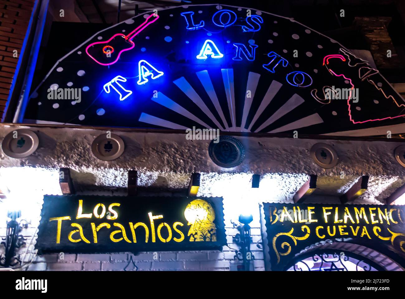 Segno di Cuevas Los Tarantos. Teatro di flamenco a Granada, Spagna. Cena tradizionale Granadan, spettacolo zambra gitana in una sala grotta a volta. Spagna Foto Stock