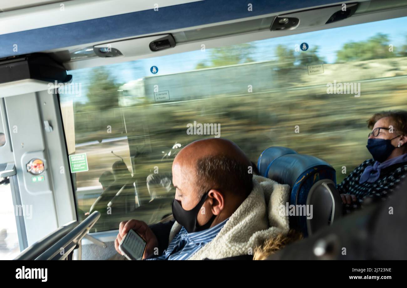 Passeggeri in maschera in AUTOBUS 21 gestito dalla compagnia di trasporto spagnola andalusa ALSA. Requisiti per i viaggi covid febbraio 2022 Foto Stock