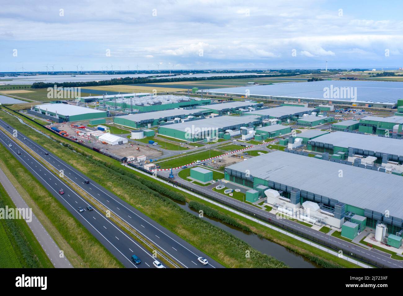 Vista aerea drone dei nuovi data center Microsoft . Gli enormi edifici si trovano lungo la strada statale A7 nella provincia di Noordholland vicino a Wieringerwerf Foto Stock