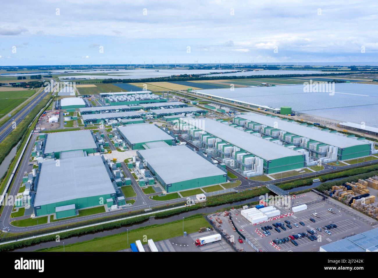 Vista aerea drone dei nuovi data center Microsoft . Gli enormi edifici si trovano lungo la strada statale A7 nella provincia di Noordholland vicino a Wieringerwerf Foto Stock