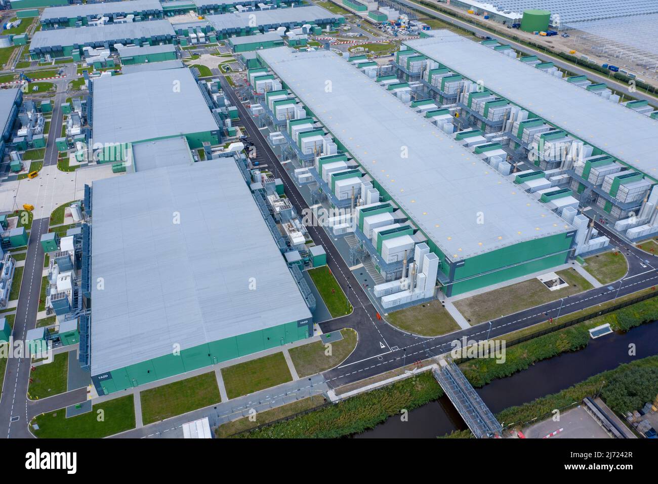 Vista aerea drone dei nuovi data center Microsoft . Gli enormi edifici si trovano lungo la strada statale A7 nella provincia di Noordholland vicino a Wieringerwerf Foto Stock