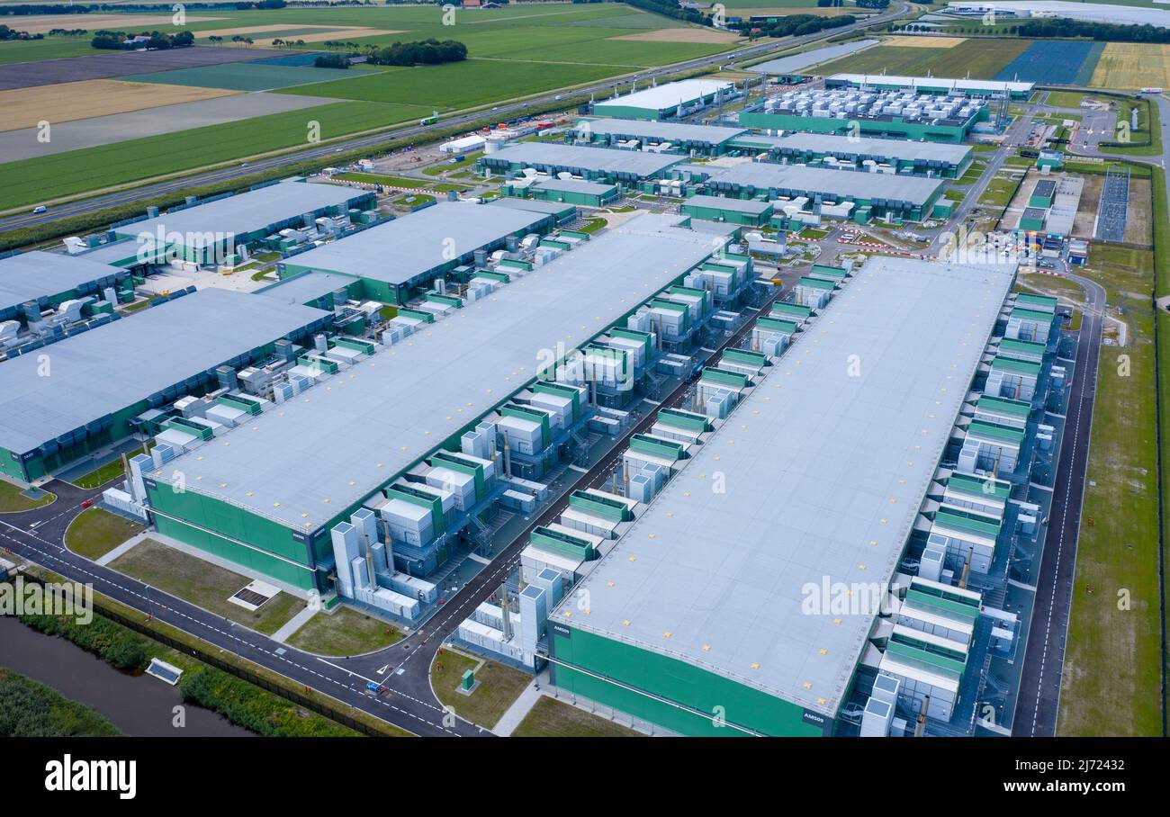 Vista aerea drone dei nuovi data center Microsoft . Gli enormi edifici si trovano lungo la strada statale A7 nella provincia di Noordholland vicino a Wieringerwerf Foto Stock