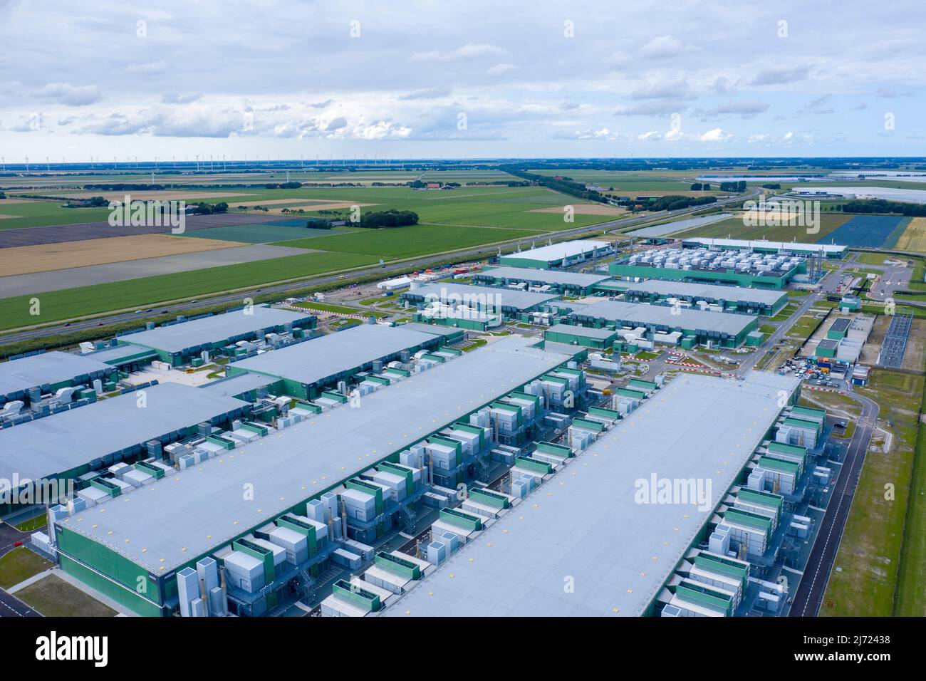 Vista aerea drone dei nuovi data center Microsoft . Gli enormi edifici si trovano lungo la strada statale A7 nella provincia di Noordholland vicino a Wieringerwerf Foto Stock
