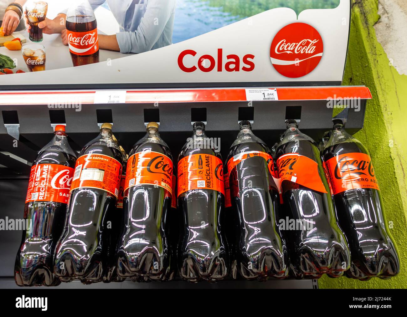 Bottiglia di Coca-cola sul rack a Sevillan supermercato MAS, con prezzo tag. Siviglia, Andalusia, Spagna Foto Stock